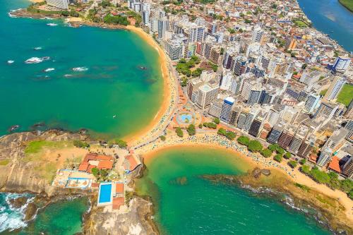 uma vista aérea de uma cidade e de uma praia em APTO - Espaço Village Completo - 2Q em Vitória