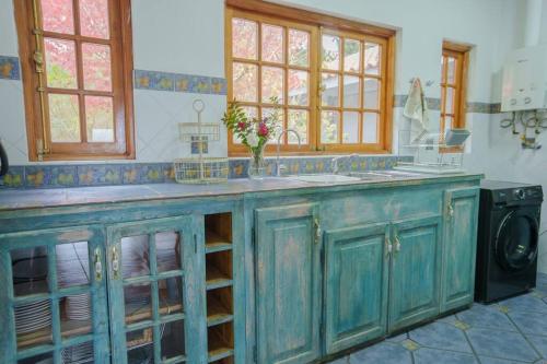 una cocina con una isla azul con fregadero en Casa de Lujo frente al Mar en Buchupureo-Curanipe, en Curanipe