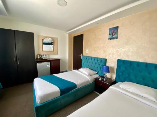 Pokój hotelowy z 2 łóżkami z niebieskimi akcentami w obiekcie Golden Pyramids Inn w Kairze