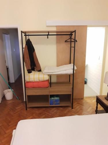 Pokój z łóżkiem piętrowym i pokój z łóżkiem w obiekcie Posto6 w mieście Rio de Janeiro
