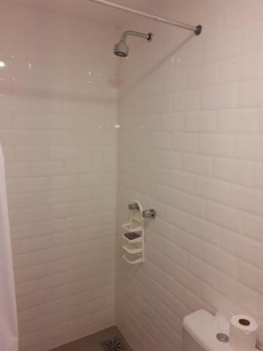 biała łazienka z toaletą i prysznicem w obiekcie Posto6 w mieście Rio de Janeiro