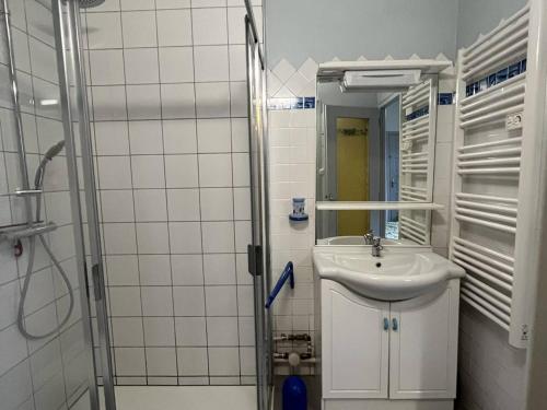 łazienka z umywalką i prysznicem w obiekcie Appartement T2 bis Cauterets - 50m télécabine et Thermes - 4/6 pers - parking gratuit - FR-1-234-300 w mieście Cauterets