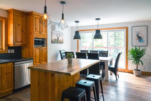 a kitchen and dining room with a table and chairs at Le 583 Stoneham CITQ#239,960 in Stoneham