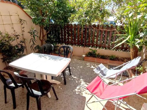 Photo de la galerie de l'établissement T2 climatisé avec jardin, Wi-Fi et parking sécurisé à 100 m des plages - FR-1-316-301, à Six-Fours-les-Plages