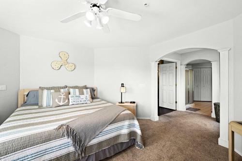 a bedroom with a bed and a ceiling fan at Condo in Lakefront Resort with Boat Launch and Pool! in Kimberling City