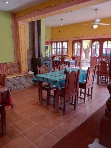 comedor con mesa y sillas en Hostal La Casa en Aicuña