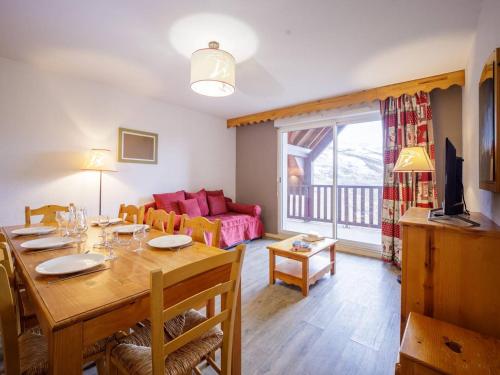 un salon avec une table et un canapé dans l'établissement Appartement 10 personnes avec balcon à Peyragudes - 3 chambres, navette gratuite, casier skis - FR-1-695-18, à Germ