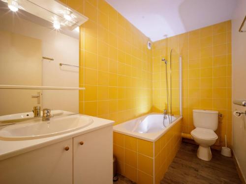 Kúpeľňa v ubytovaní Appartement 10 personnes avec balcon à Peyragudes - 3 chambres, navette gratuite, casier skis - FR-1-695-18