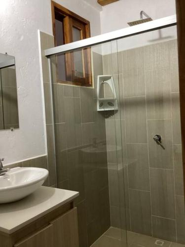 a bathroom with a shower and a sink at Apartamento en Rionegro cerca del aeropuerto in Rionegro
