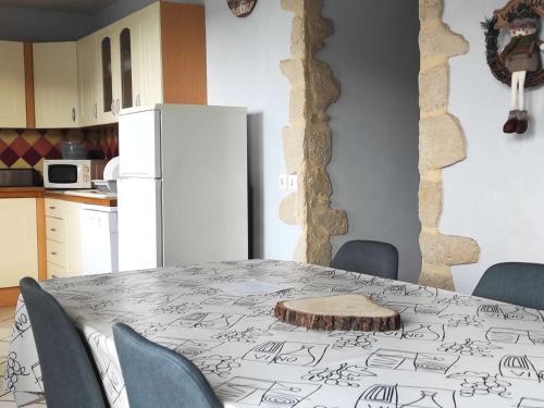 une cuisine avec une table, des chaises et une table dans l'établissement Appartement cosy avec parking, plein sud - 3 pièces, 7 Rue Jean Calvet - FR-1-580-84, à Font-Romeu-Odeillo-Via