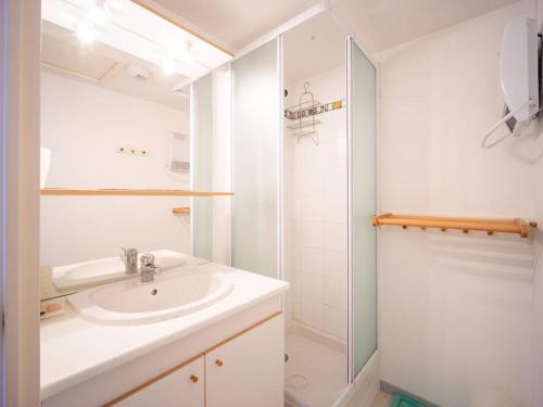 a white bathroom with a sink and a shower at Appartement 8 personnes à Génos - Wifi, près du lac - FR-1-695-22 in Génos