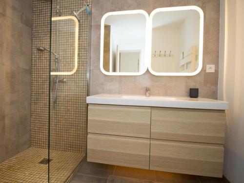 une salle de bain avec un lavabo et un miroir dans l'établissement Appartement T3 à Balaruc-les-Bains – 2 Chambres, Clim, WiFi, Parking, Proche Thermes, Classé 4* - FR-1-553-189, à Balaruc-les-Bains
