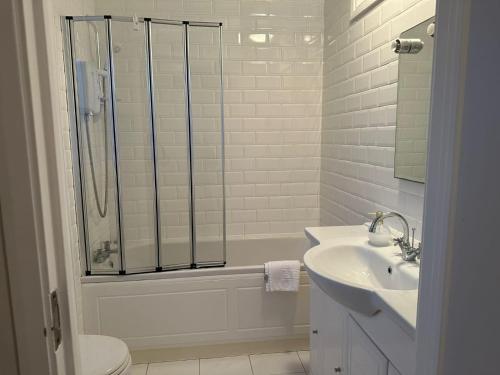 Koupelna v ubytování Luxury, Elegant 3 bedrooms Sea View Flat in Marina, Swansea