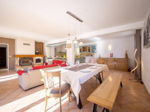 une cuisine et un salon avec une table et des chaises dans l'établissement Maison pour 10 pers. proche lac, WiFi, garage sécurisé - FR-1-695-26, à Génos