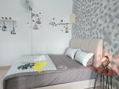 een slaapkamer met een bed en een muur met dieren bij Manhattan Mount Austin Dekasa Homestay in Johor Bahru