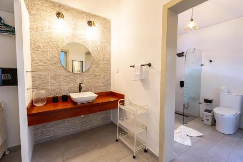 W łazience znajduje się umywalka i lustro. w obiekcie Villa At Metro Country Club With Private Pool w mieście San Pedro de Macorís