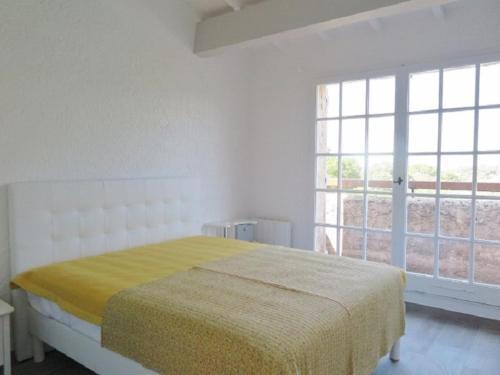 une chambre blanche avec un lit et une grande fenêtre dans l'établissement Mas rénové 2 chambres avec piscine à 1km de la plage de Gigaro - FR-1-726-13, à La Croix-Valmer