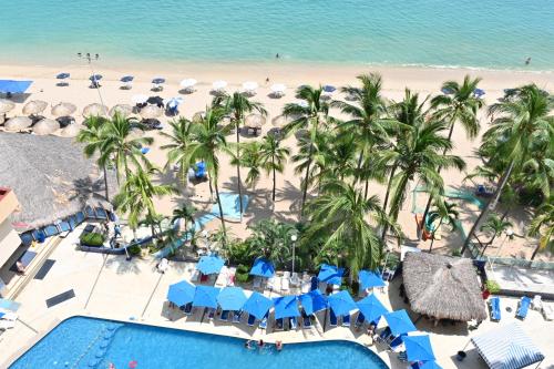 - une vue aérienne sur un complexe avec une piscine et une plage dans l'établissement Ritz Acapulco All Inclusive, à Acapulco