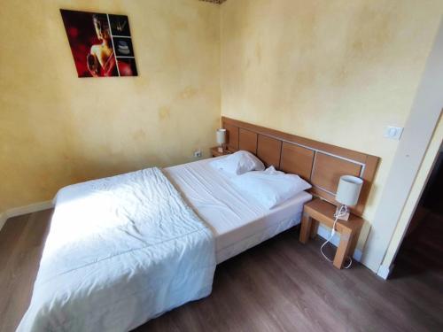 a bedroom with a large white bed in a room at Appartement cosy proche pistes avec parking - FR-1-292-195 in Isola