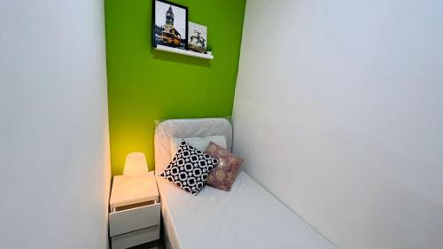 Postel nebo postele na pokoji v ubytování Best Closed Partition Room in Al Barsha-1 Near MOE Metro
