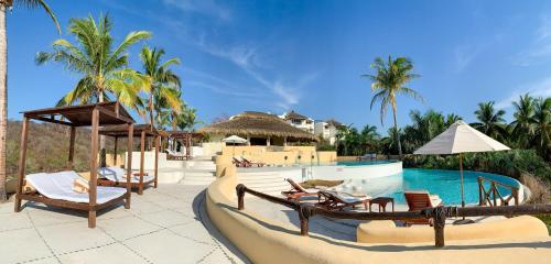 Quinta Real Huatulcoの敷地内または近くにあるプール