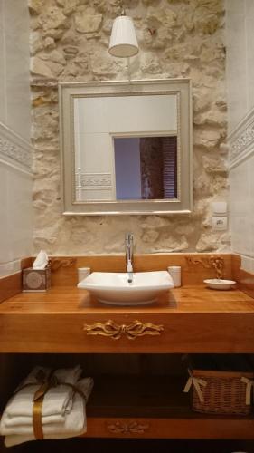 une salle de bain avec un lavabo et un miroir dans l'établissement Domaine de Paguy, à Betbezer