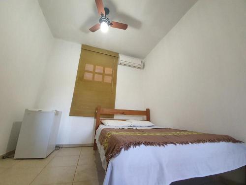 Schlafzimmer mit einem Bett und einem Deckenventilator in der Unterkunft Sunrise Inn - Pousada Nascer do Sol in Ituberá