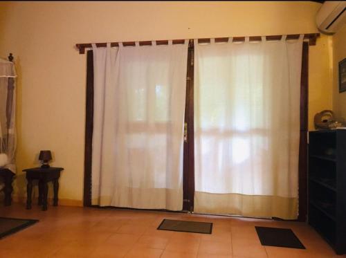 um quarto com uma janela com uma cortina branca em MALLI'S VILLA em Koggala