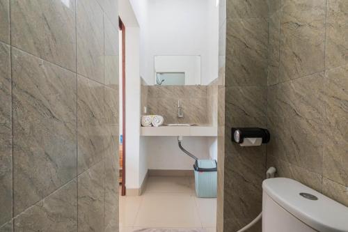 uma casa de banho com um WC e um lavatório em Bali DD homestay seminyak em Seminyak