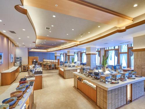 蔵王温泉にある蔵王四季のホテルの大きな部屋で、aasteryasteryasteryasteryasteryasteryasteryasteryasteryasteryasteryastery