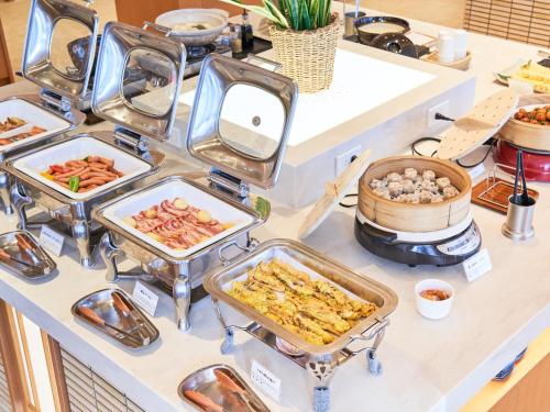 蔵王温泉にある蔵王四季のホテルのカウンターにたくさんの食材を並べたビュッフェ