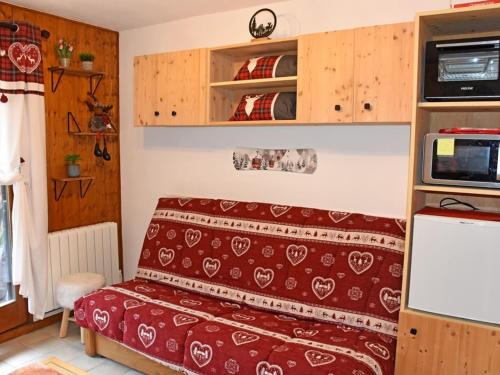 Cette petite chambre comprend un lit et un four micro-ondes. dans l'établissement Studio cosy 22m² aux pieds des pistes, proche commerces, avec balcon et parking - Saint-Jean-d'Aulps - FR-1-573-116, à Saint-Jean-dʼAulps