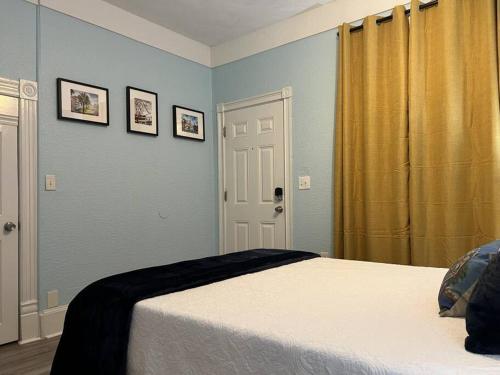 1 dormitorio con 1 cama y 2 cuadros en la pared en Luxury Suite by Tampa Convention Center & Hospital, en Tampa