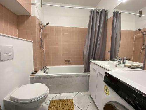 une salle de bain avec toilettes, baignoire et lavabo dans l'établissement Appartement avec Wifi, loggia et parking à Trégastel - FR-1-368-389, à Trégastel