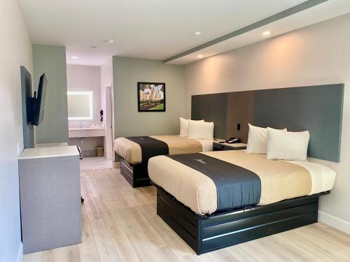休斯頓的住宿－Blue Star Inn，酒店客房设有两张床和电视。