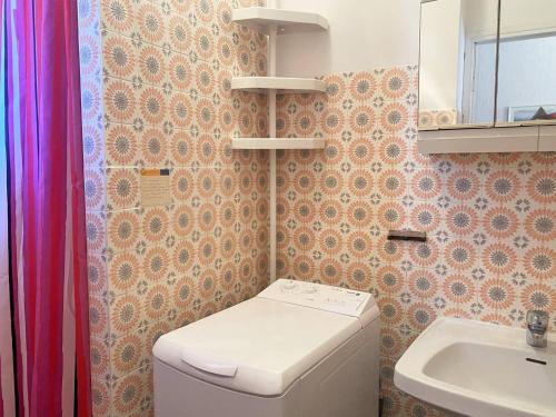 une petite salle de bain avec toilettes et lavabo dans l'établissement Appartement calme, 4 couchages, proche plage et commerces, terrasse exposée sud, parking privatif - FR-1-251-508, au Lavandou