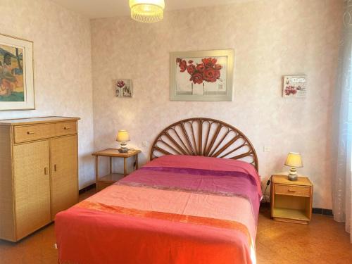 ein Schlafzimmer mit einem Bett und zwei Nachttischen und zwei Lampen in der Unterkunft Appartement Le Lavandou, 2 pièces, 4 personnes - FR-1-251-508 in Le Lavandou