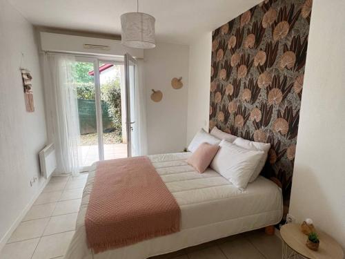 une chambre avec un grand lit et une fenêtre dans l'établissement Appartement T2 confortable à Cambo-les-Bains - Terrasse, Parking, Animaux Ok, Internet - FR-1-495-128, à Cambo-les-Bains
