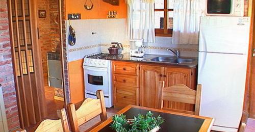 Η κουζίνα ή μικρή κουζίνα στο El Rodeo Apart Cabañas