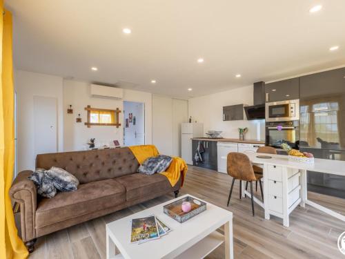 Photo de la galerie de l'établissement Gîte cosy à Fay-les-Étangs: Jardin, Parking, Wi-Fi, Équipements moderness - FR-1-526-40, à Fay-les-Étangs