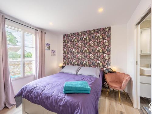 1 dormitorio con cama morada y pared de flores en Gîte Fay-les-Étangs, 2 pièces, 2 personnes - FR-1-526-40, en Fay-les-Étangs