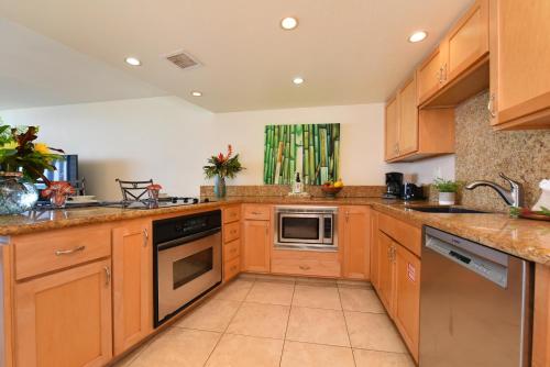 Una cocina o zona de cocina en Kahana Reef 117 · KR 117 Renovated OceanFront 1BD w Ocean Views