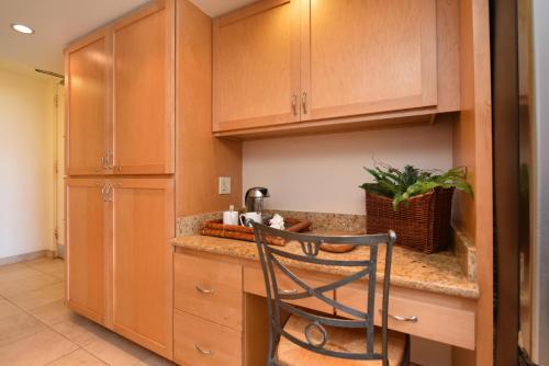 Una cocina o zona de cocina en Kahana Reef 117 · KR 117 Renovated OceanFront 1BD w Ocean Views