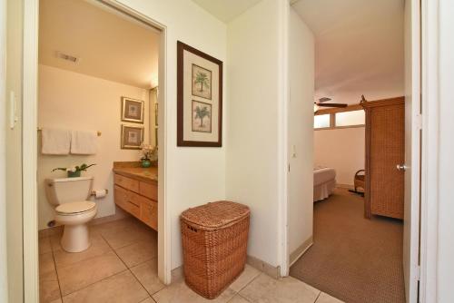 Koupelna v ubytování Kahana Reef 117 · KR 117 Renovated OceanFront 1BD w Ocean Views