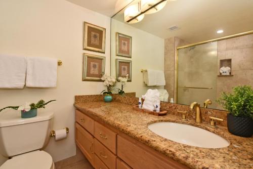Un baño de Kahana Reef 117 · KR 117 Renovated OceanFront 1BD w Ocean Views