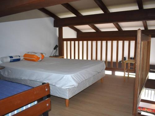 - une chambre avec un lit doté d'un oreiller orange dans l'établissement Agréable studio mezzanine 3 couchages à Font-Romeu avec parking - FR-1-580-93, à Font-Romeu-Odeillo-Via