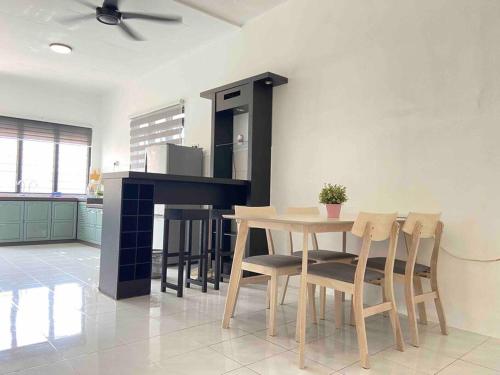 uma cozinha com mesa e cadeiras num quarto em Diamond Bay Homestay em Teluk Intan