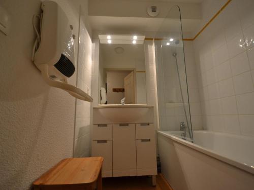 弗呂梅的住宿－Appartement Flumet, 3 pièces, 6 personnes - FR-1-505-189，带浴缸、水槽和镜子的浴室