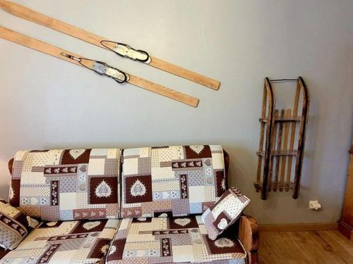 Cette chambre comprend un lit avec des oreillers. dans l'établissement Studio skis aux pieds, 4 pers, terrasse ensoleillée, prox commerces et animations - FR-1-322-529, aux Orres