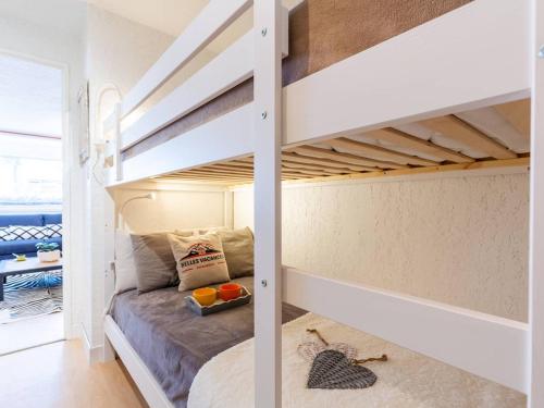 a small bedroom with a bunk bed in a room at Studio 4 personnes avec balcon à Saint-Lary-Soulan - FR-1-296-477 in Saint-Lary-Soulan
